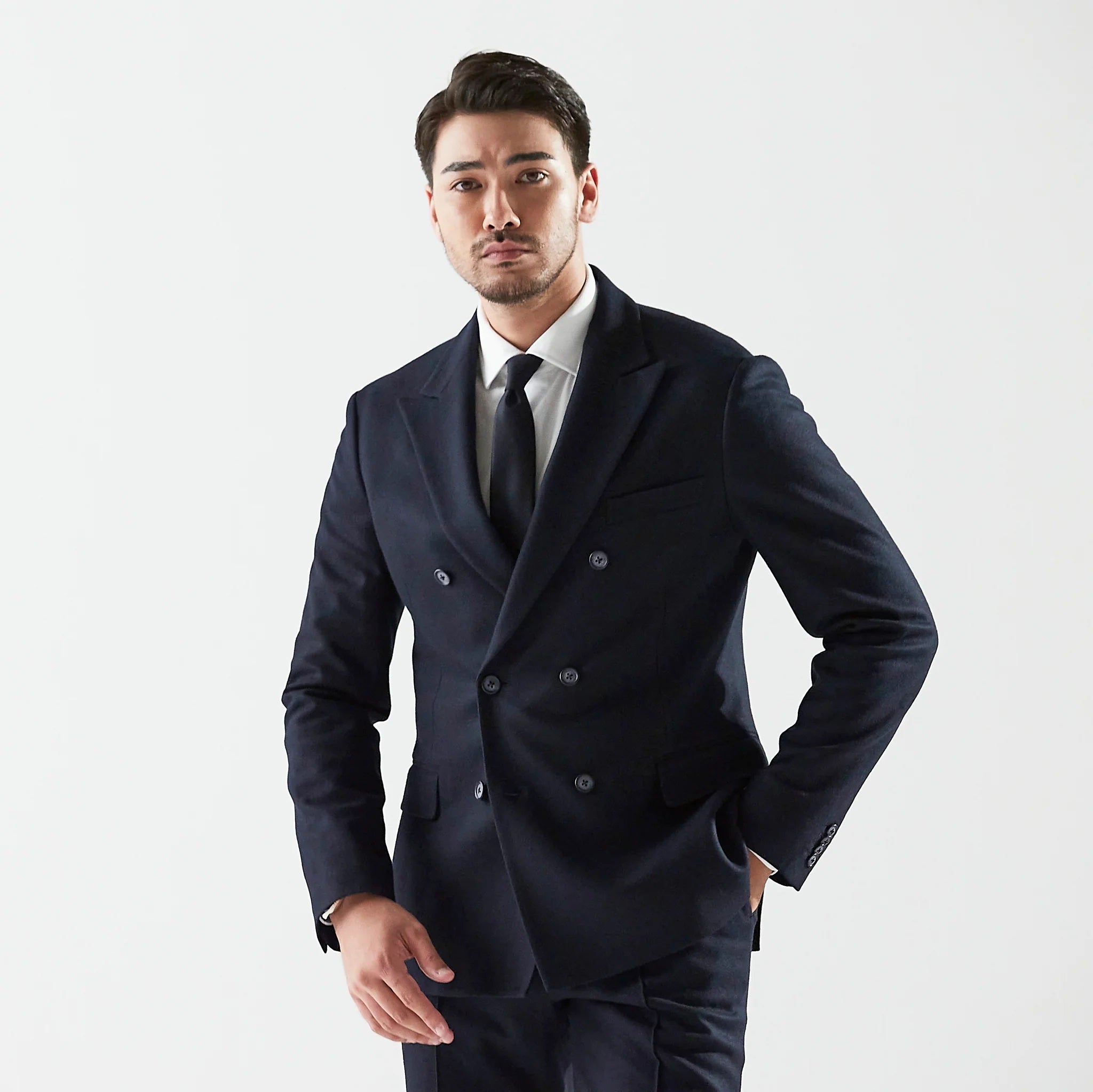 ついに「Optima 16.5 Merino Jersey」から登場した、6ボタンダブルブレストジャケットの魅力とは。