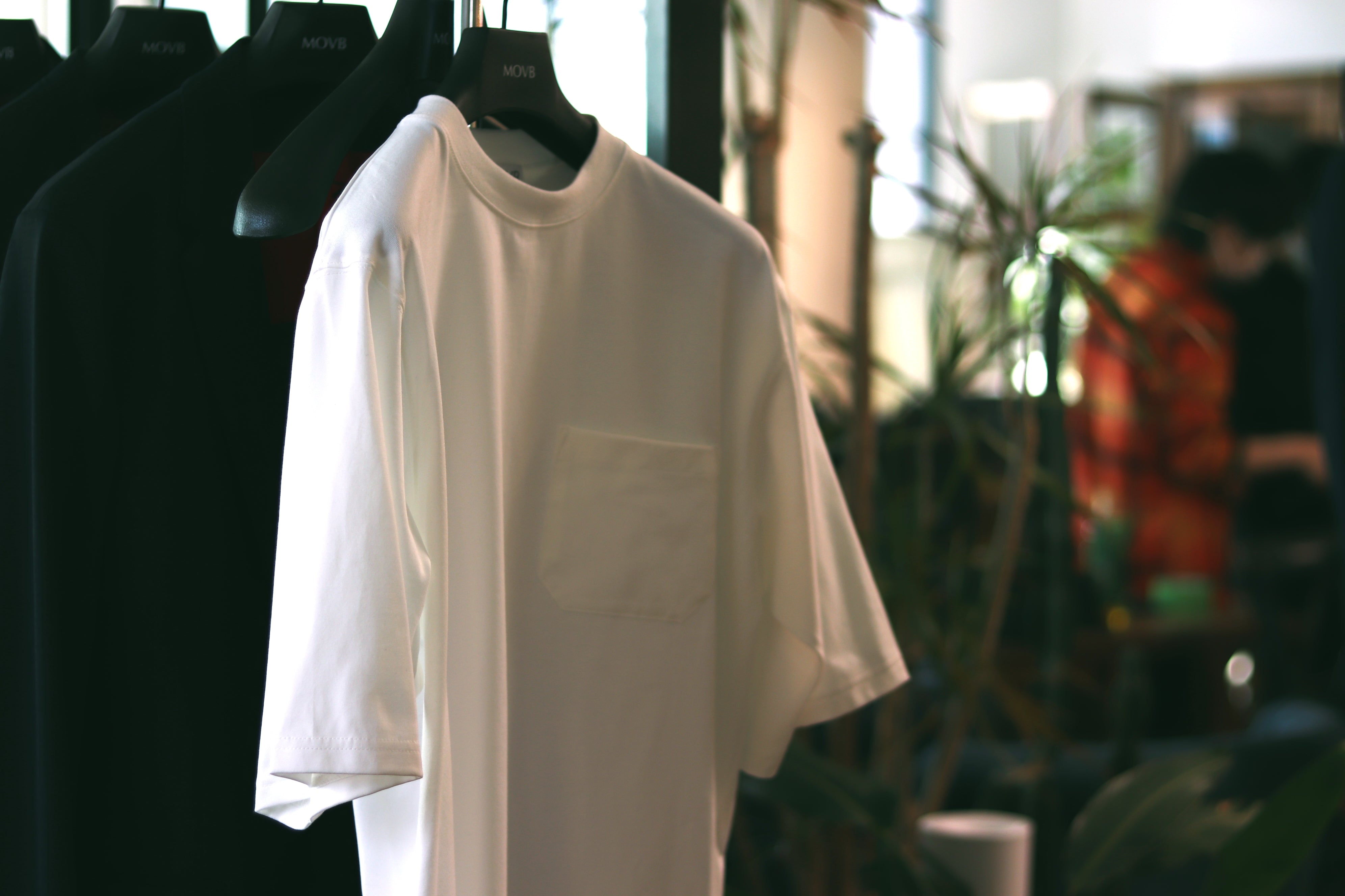 干場義雅ディレクターMOVBが春夏新作の発売日を公開。今季もウールジャージーを駆使したメンズアイテムが勢ぞろい。セットアップ、Tシャツ、スウェットなどシンプルなメンズコーデにピッタリなアイテムを揃えています。